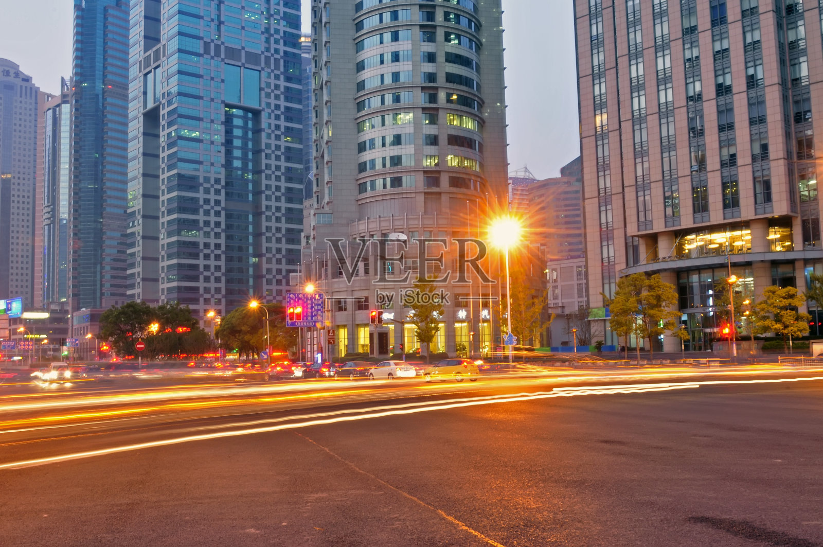 灯光在上海现代建筑背景上的轨迹照片摄影图片