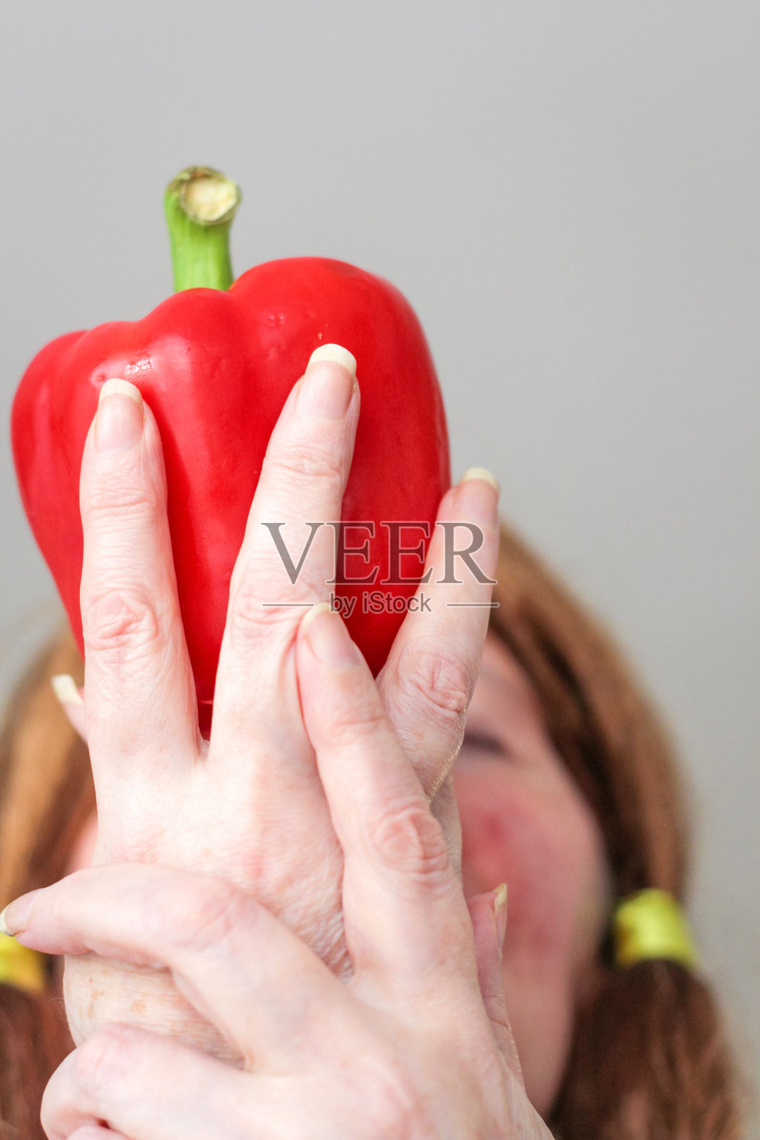红辣椒和手盖住女人的脸照片摄影图片