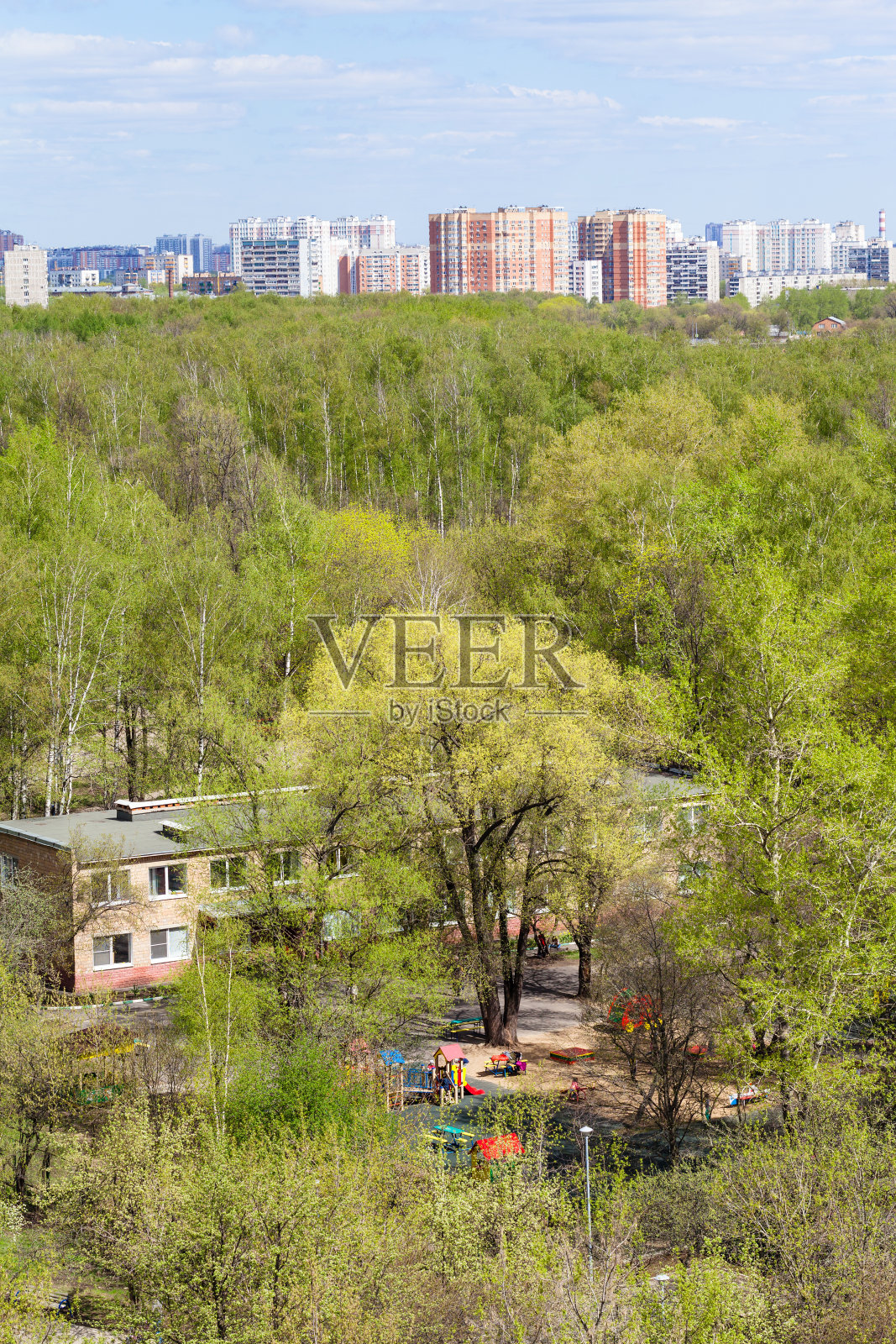 幼儿园在绿色的树林和城市在春天照片摄影图片