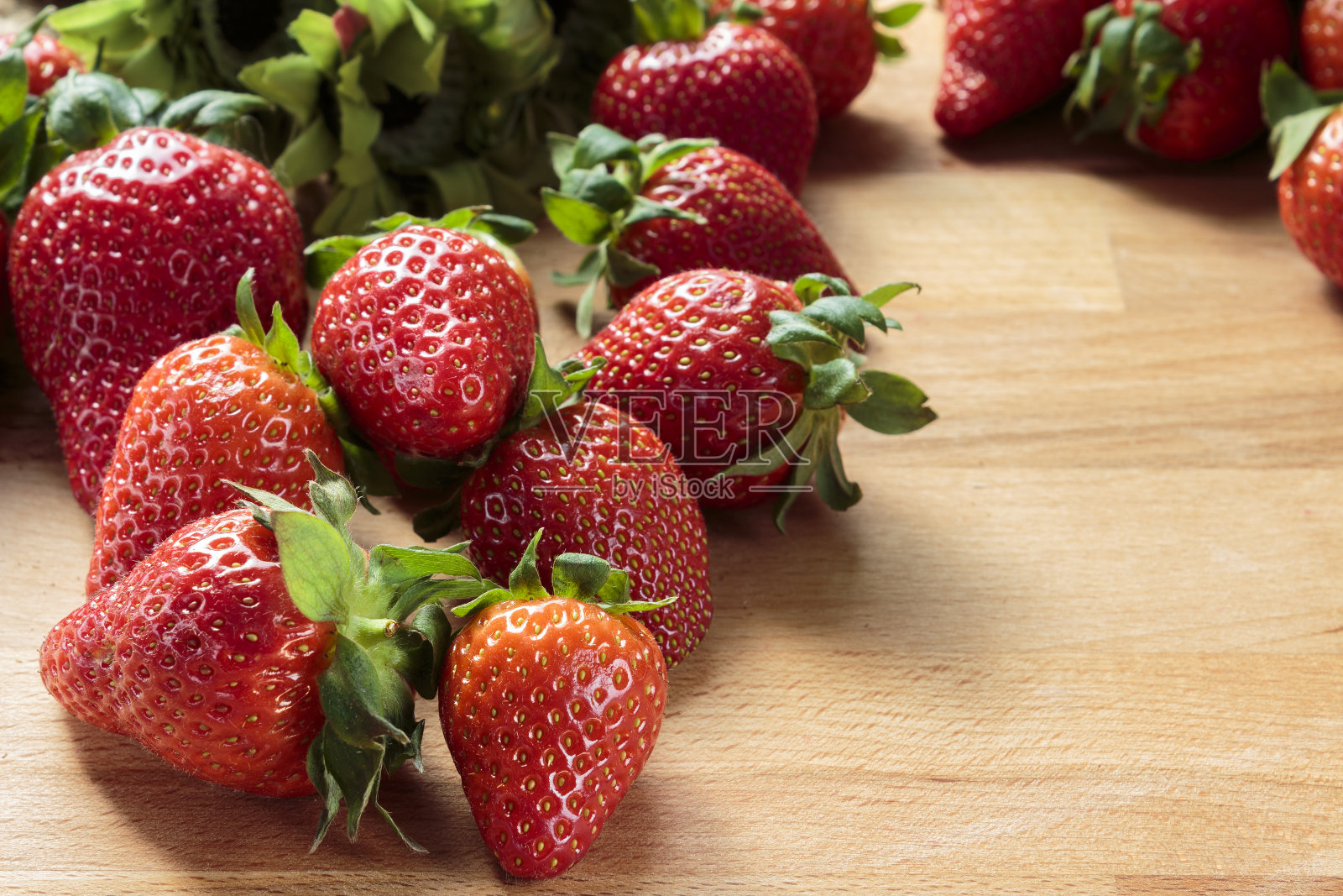 木板上的草莓照片摄影图片