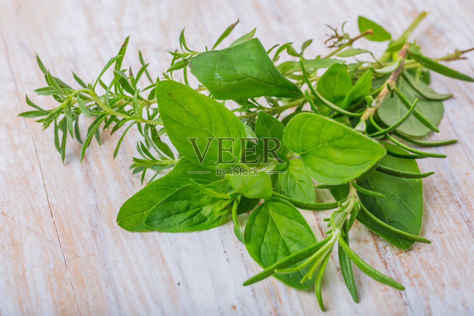 白色木桌上放着新鲜的香草照片摄影图片