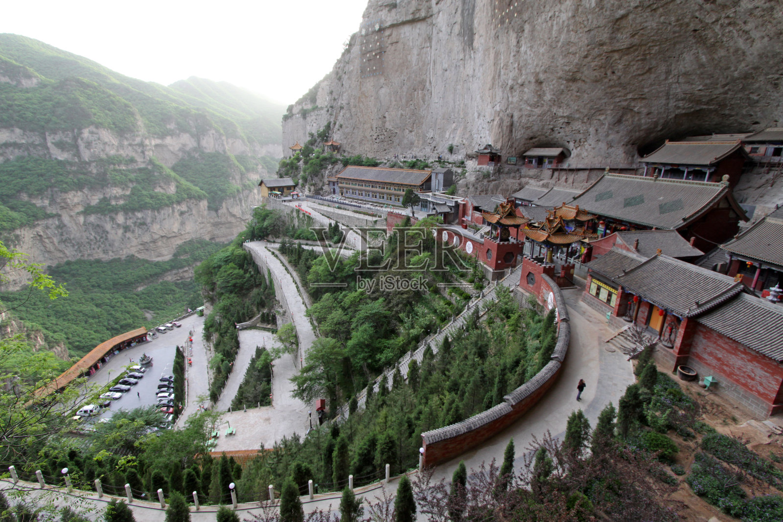 寺院建筑景观在山腰上,在景区内,照片摄影图片