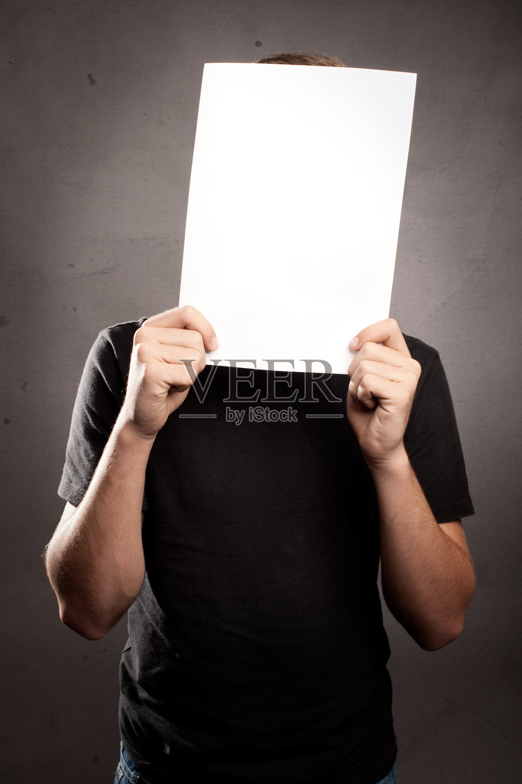 一个年轻人拿着一张空白的照片照片摄影图片