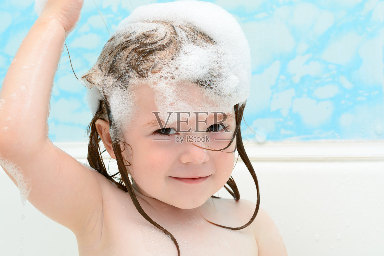 小女孩在浴缸里洗澡照片摄影图片