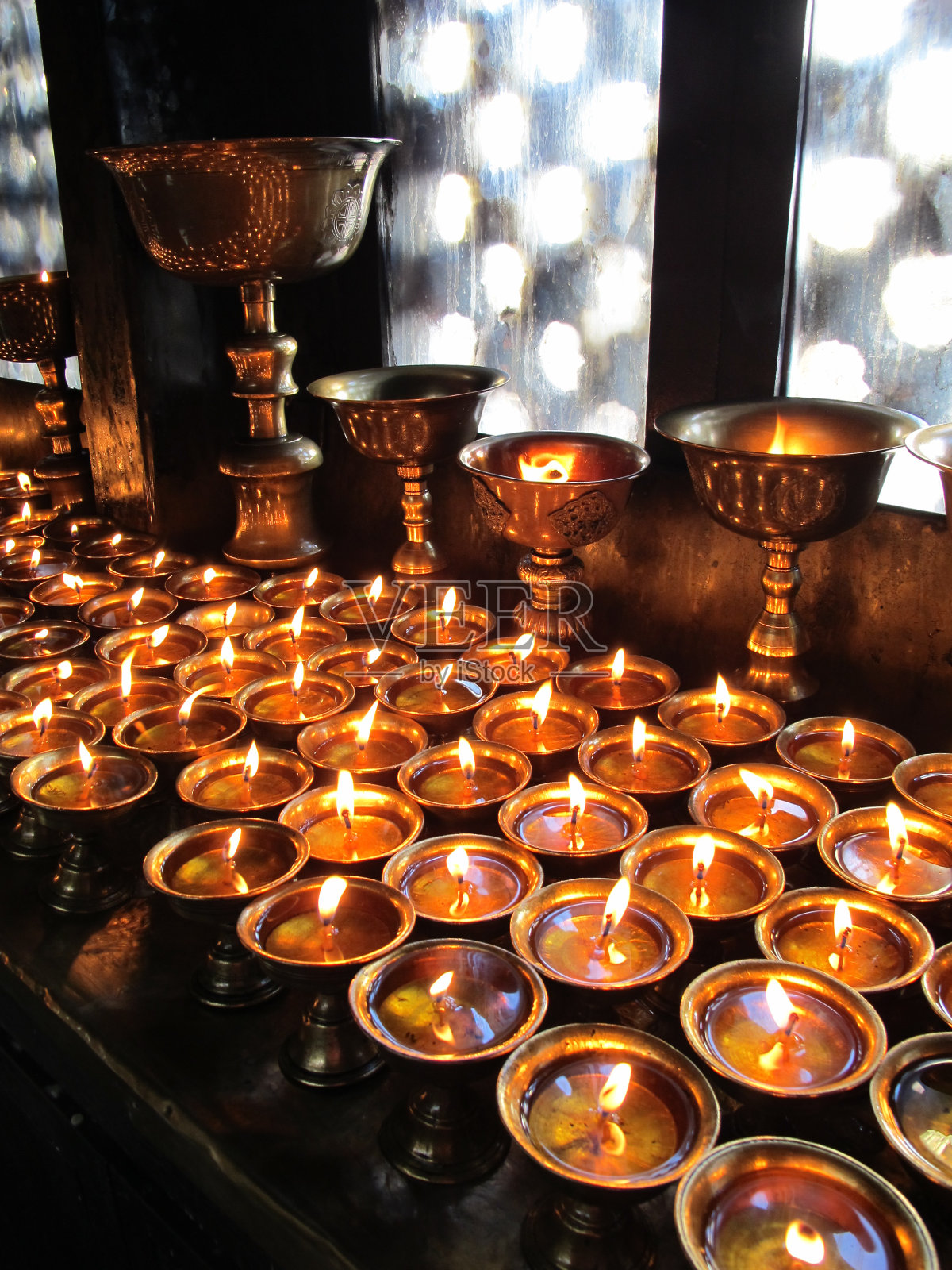 Swayambhunath寺庙祈祷用油灯照片摄影图片