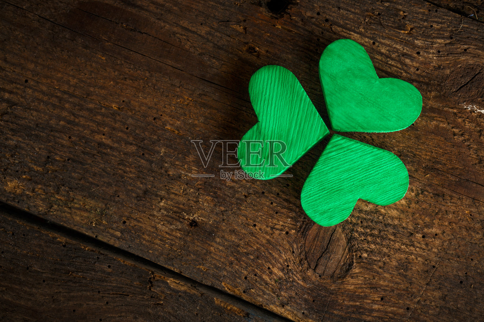 木制背景上的绿色三叶草照片摄影图片