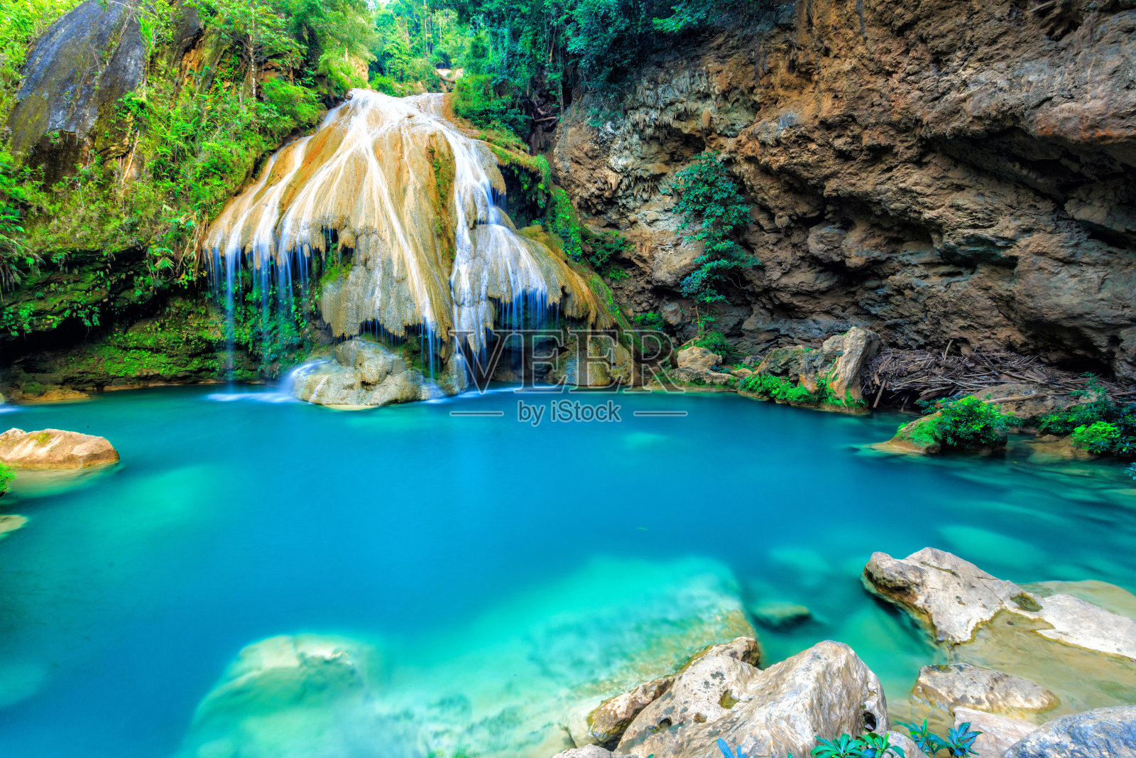 美丽的瀑布和五颜六色的树在泰国照片摄影图片