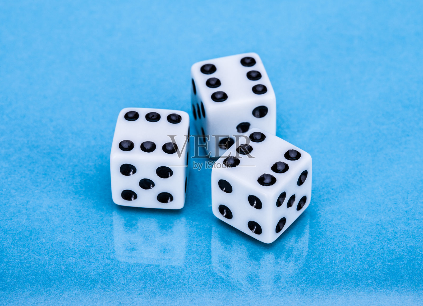 三个白色的骰子照片摄影图片