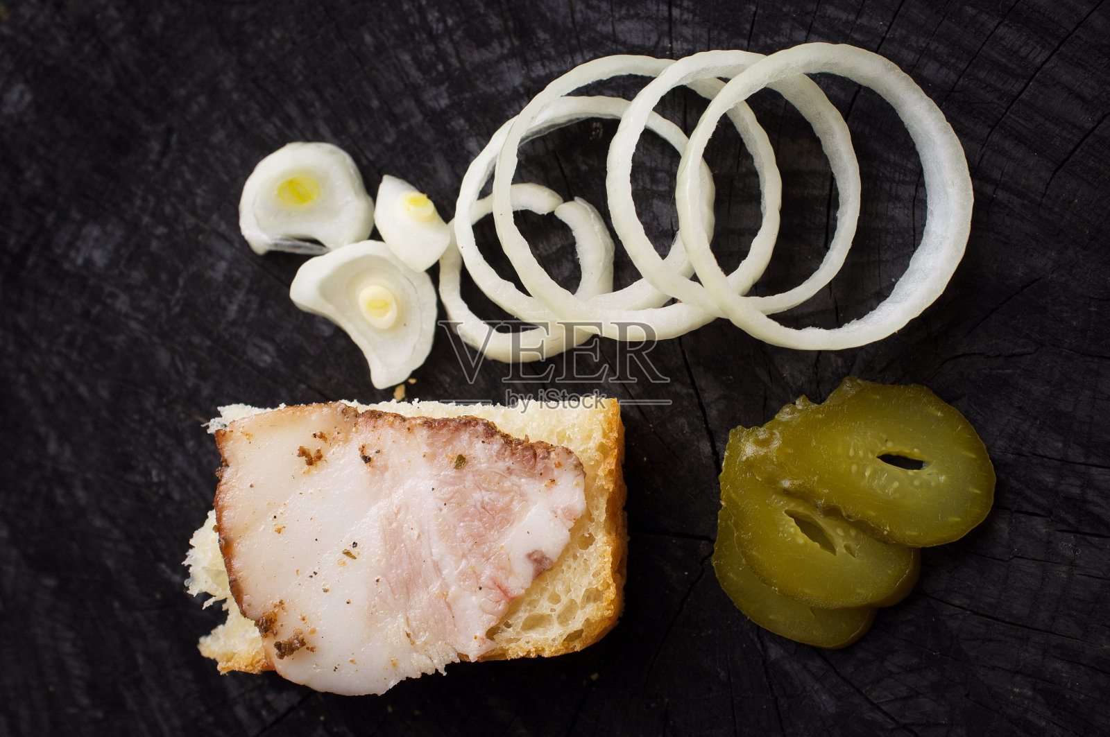 培根、洋葱和腌黄瓜三明治照片摄影图片