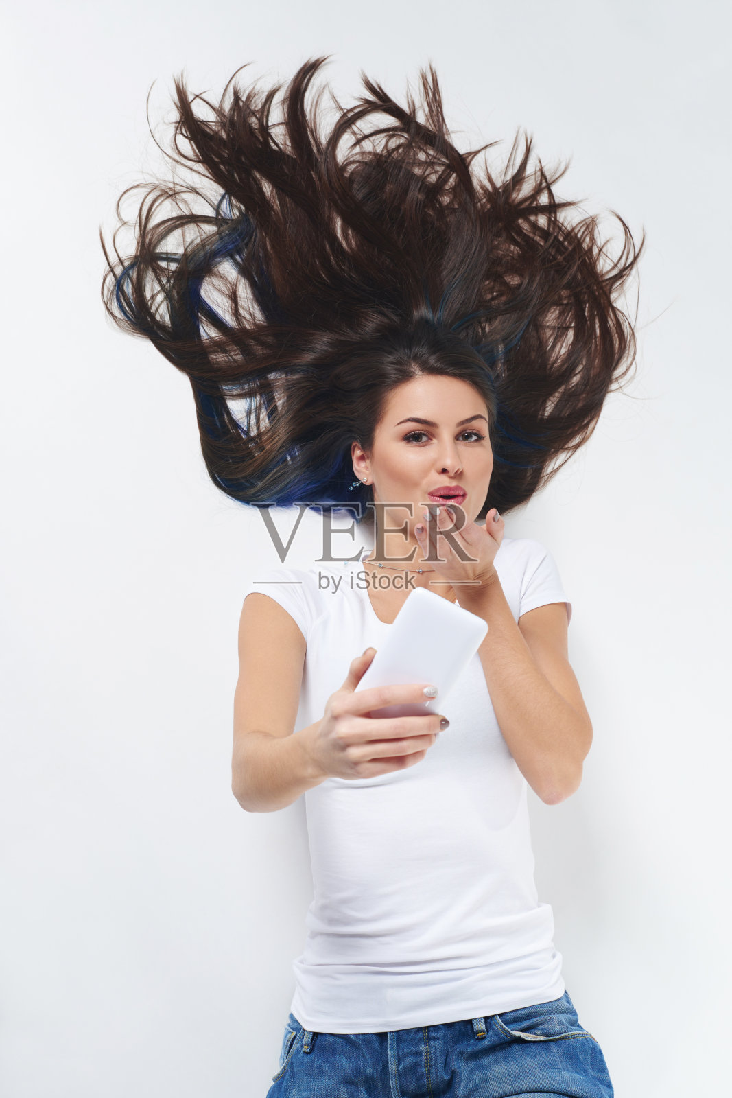 一个仰面躺着打电话的女人照片摄影图片