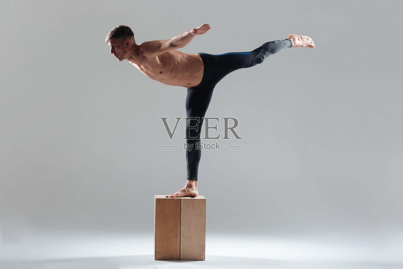 健身的人做平衡姿势照片摄影图片