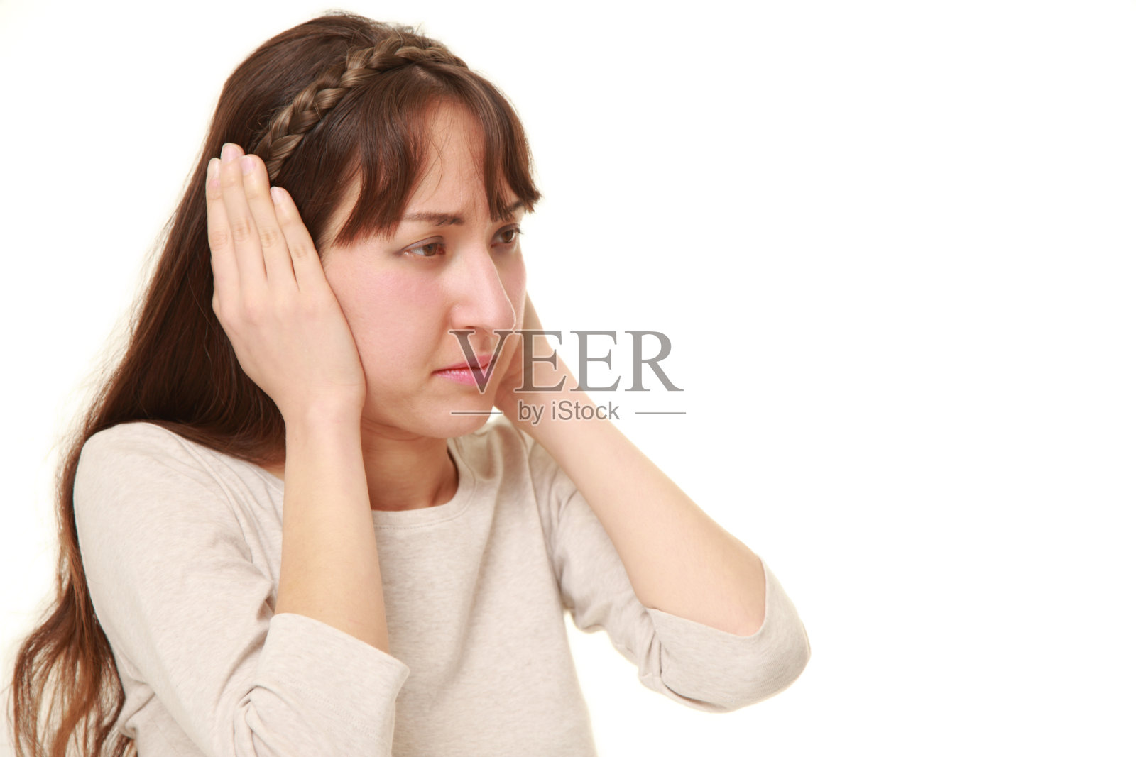 这位年轻女子饱受噪音之苦照片摄影图片