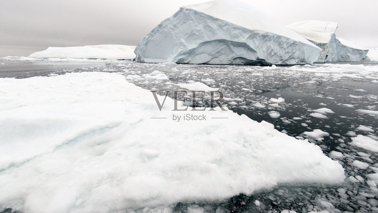 格陵兰岛伊卢利萨特的北冰洋上有巨大的冰川照片摄影图片