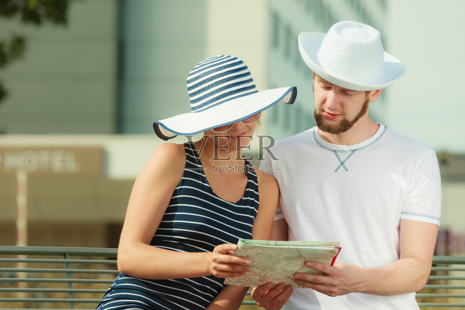 一对在城里旅游的夫妇在地图上寻找方向照片摄影图片