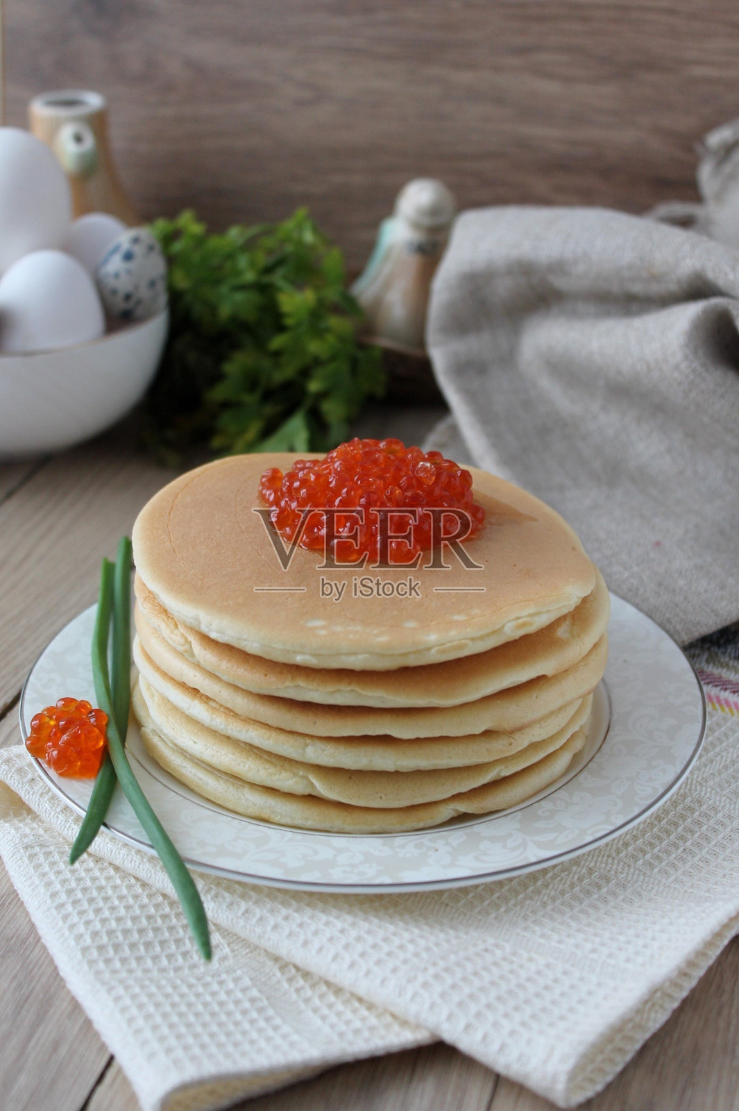 煎饼配红鱼子酱照片摄影图片