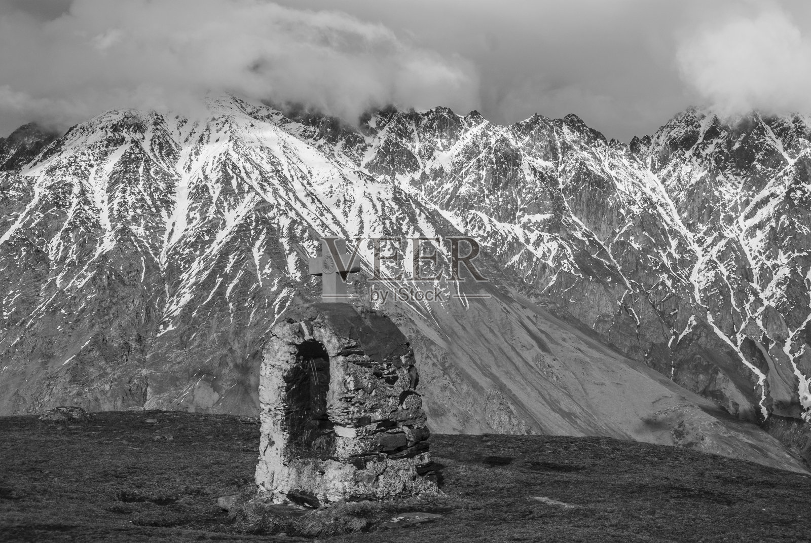 格鲁吉亚圣三一教堂附近的木制十字架照片摄影图片