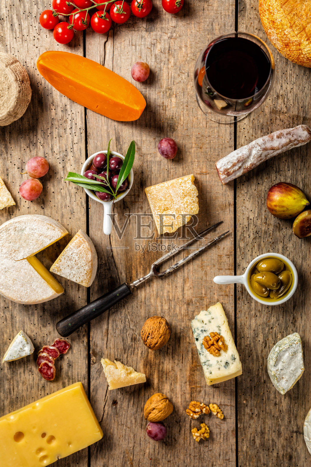各种各样的奶酪和美味的木材照片摄影图片