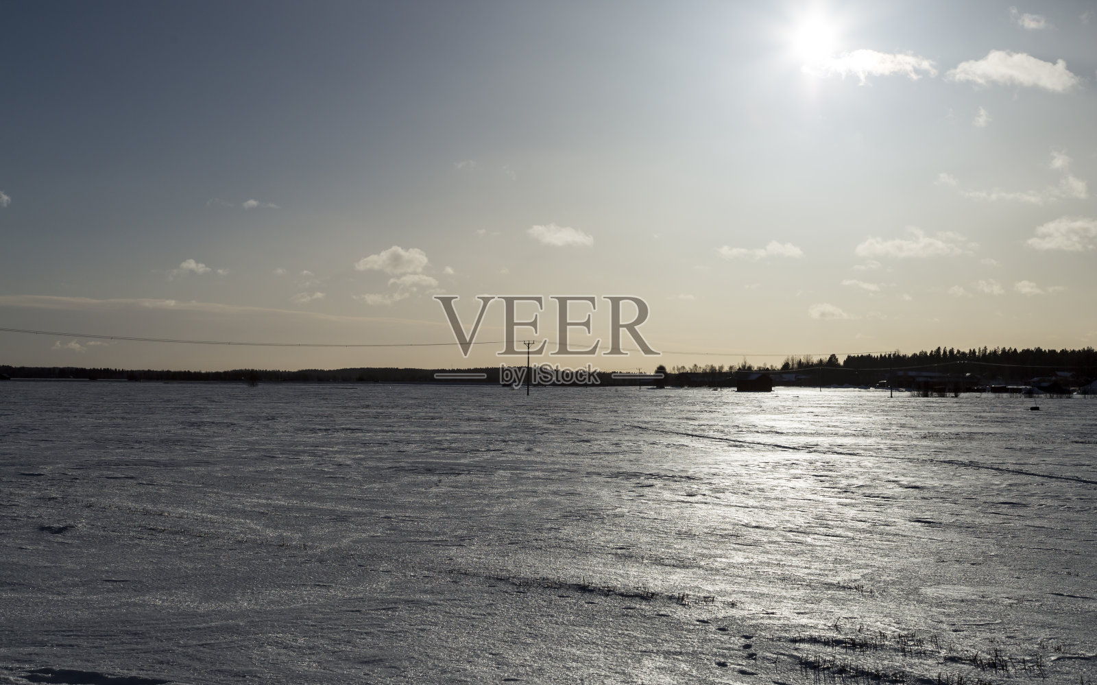 冬季电场中的电塔照片摄影图片