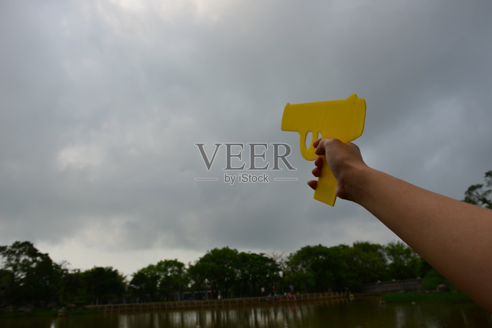 他开了一枪,但没打中。照片摄影图片