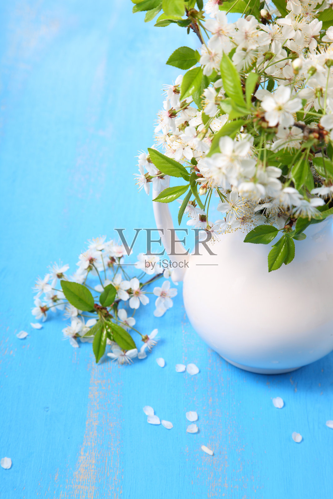 木制背景上的樱花花束照片摄影图片