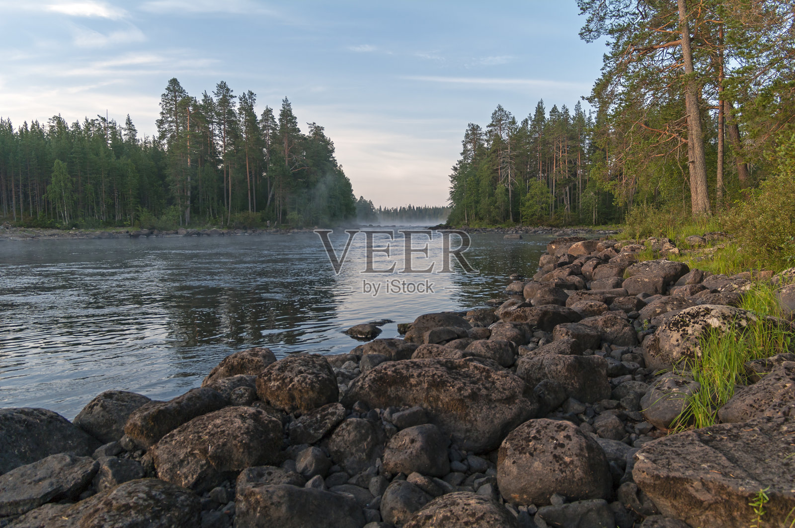 清晨在河岸上。照片摄影图片