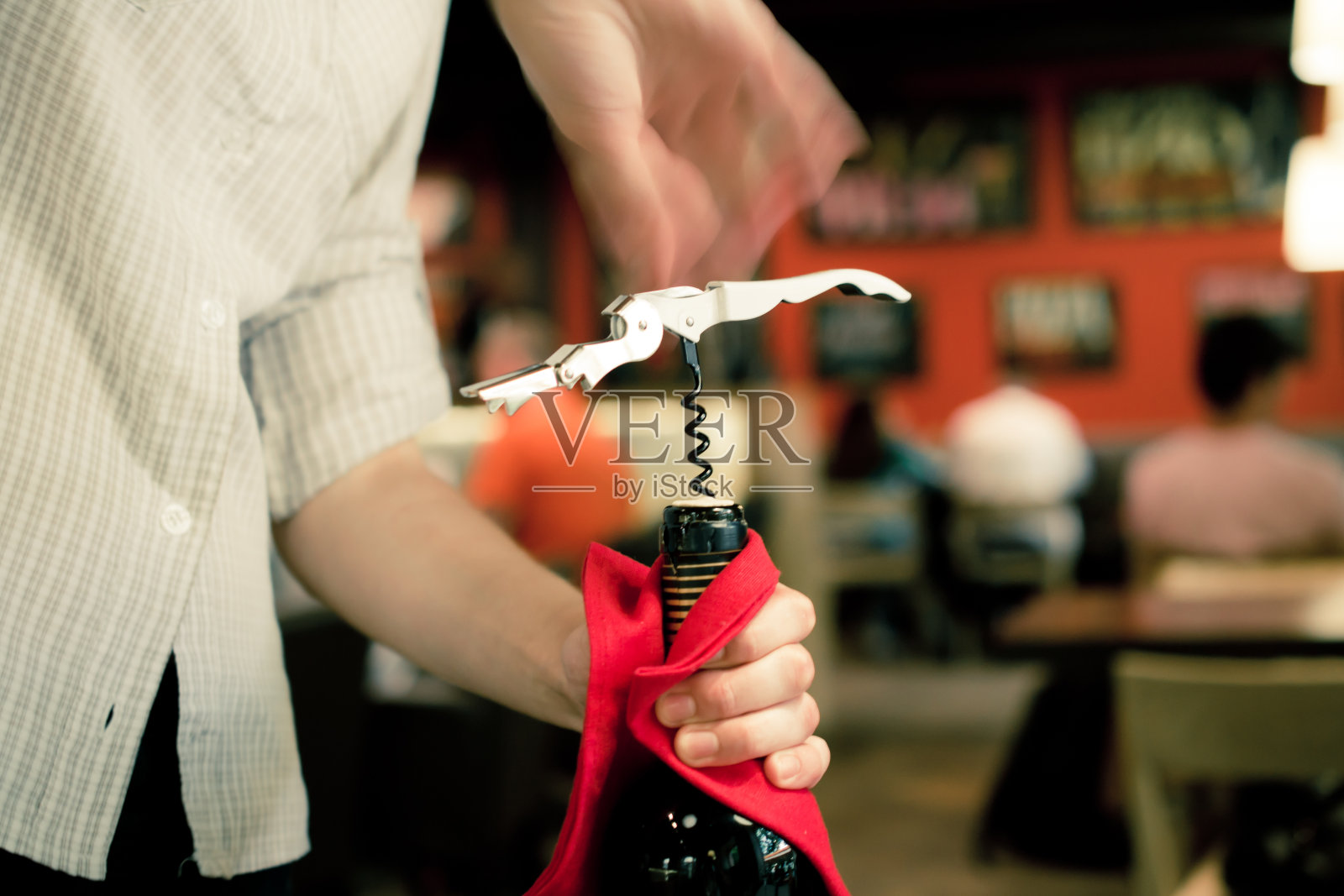 服务员打开酒瓶。照片摄影图片