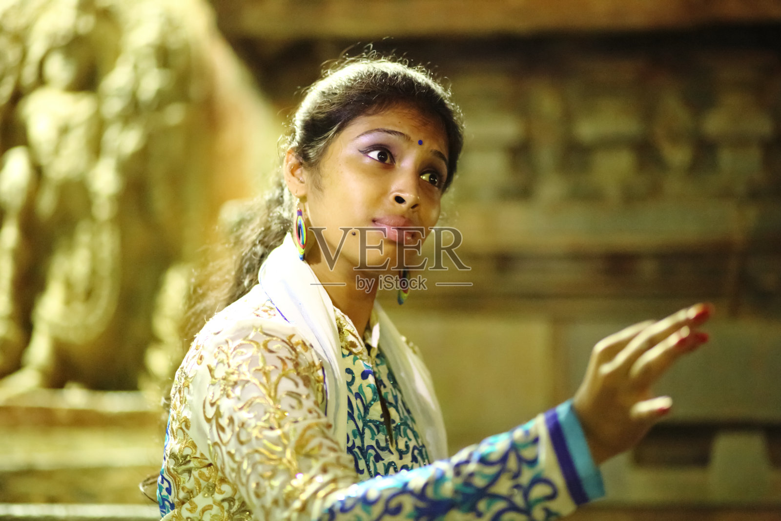 夫人在神社照片摄影图片