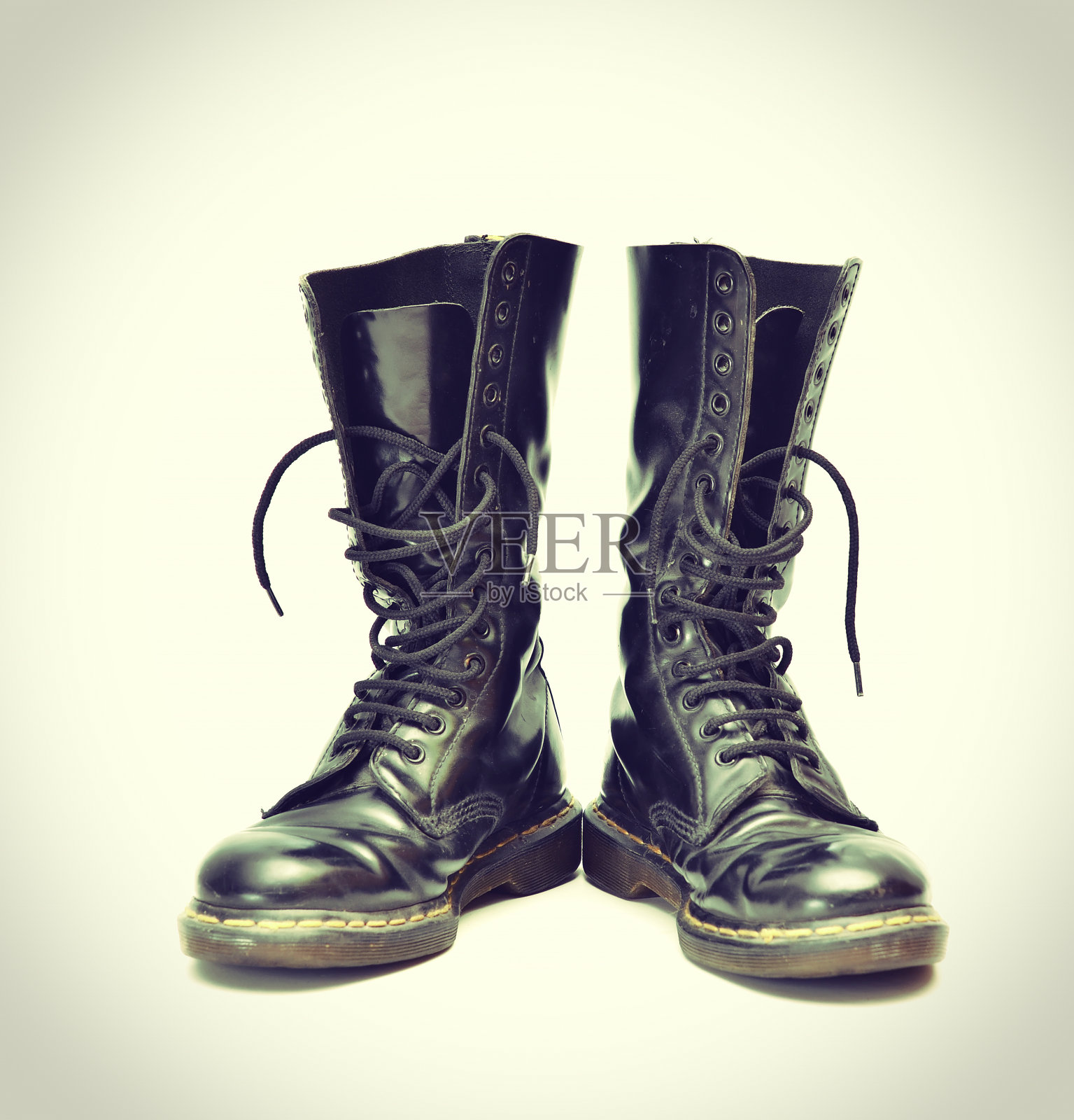 一双中小腿14眼黑色系带靴-复古照片摄影图片