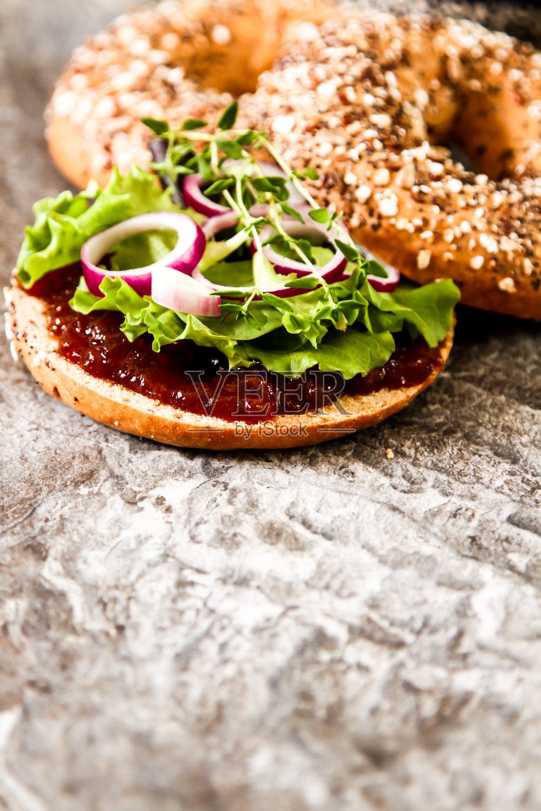 用生菜和酱汁在家做的素食百吉饼照片摄影图片