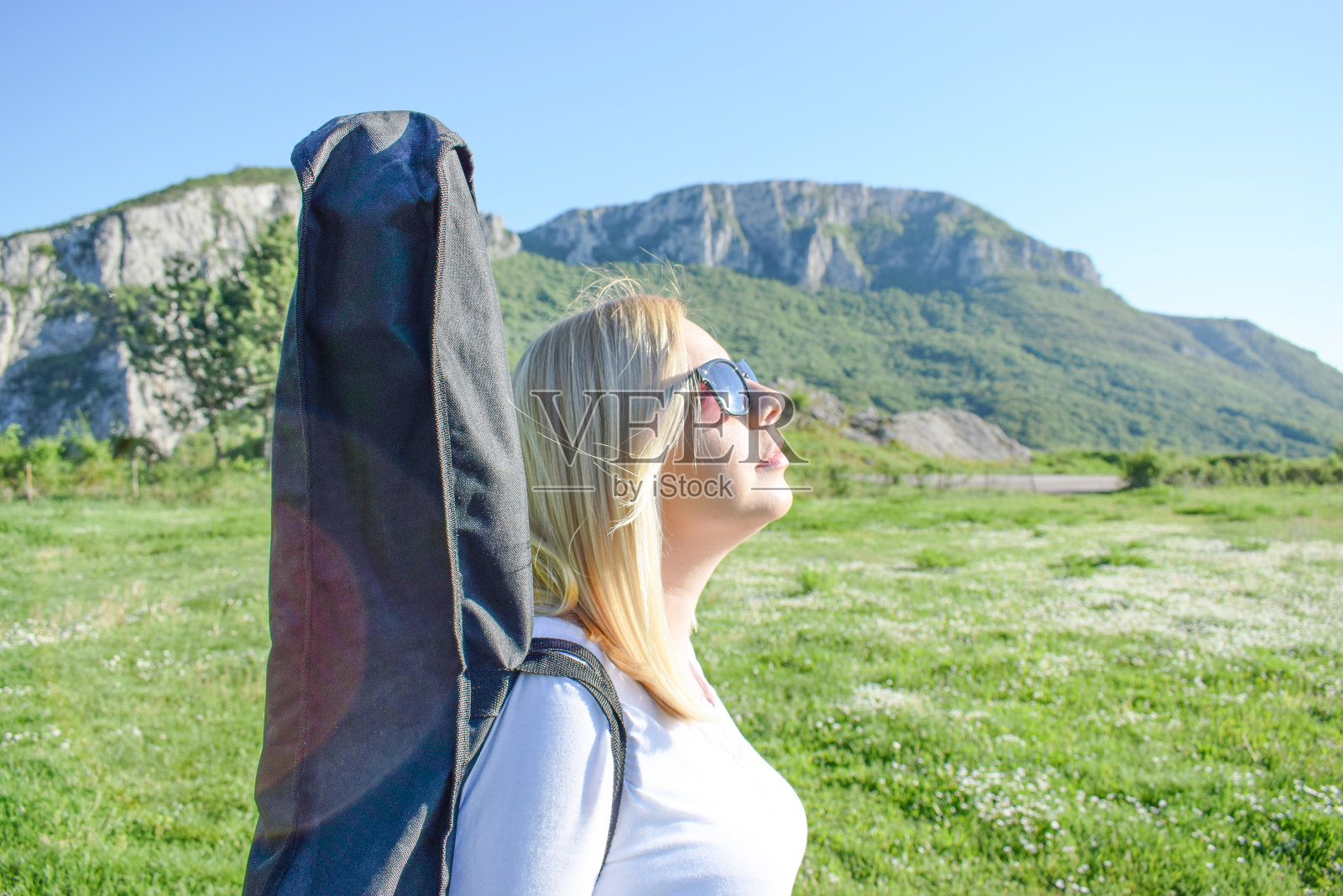 山里的女孩照片摄影图片