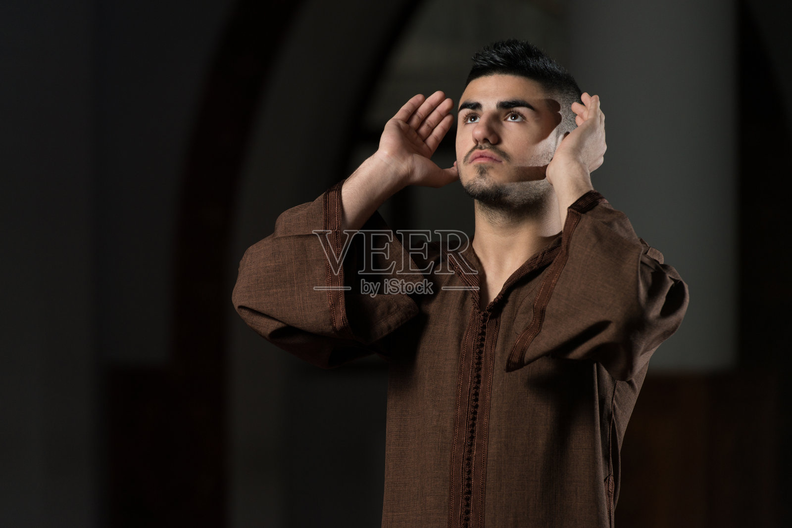 在清真寺祈祷的穆斯林男子照片摄影图片