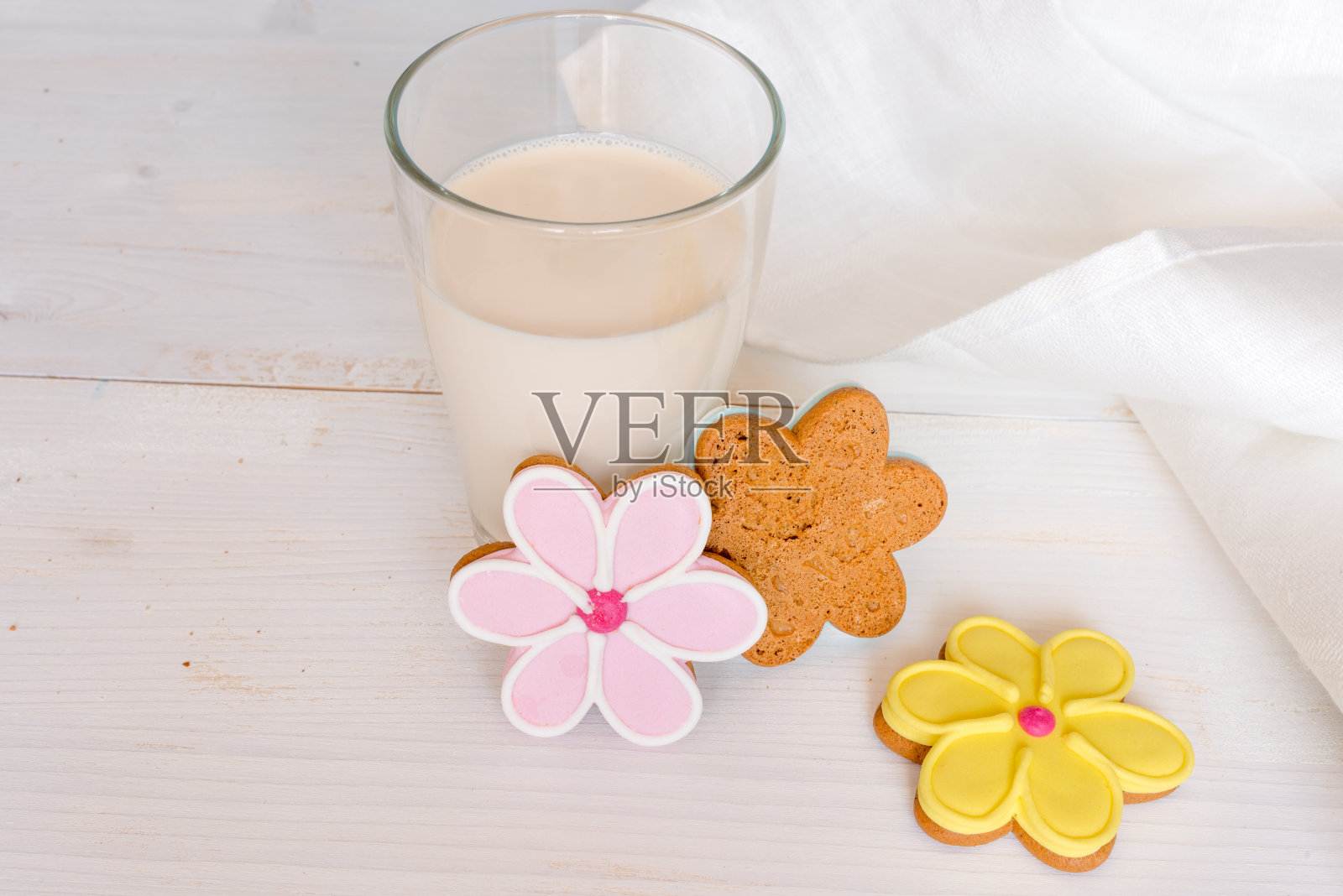 一杯牛奶和饼干。花形五彩饼干照片摄影图片
