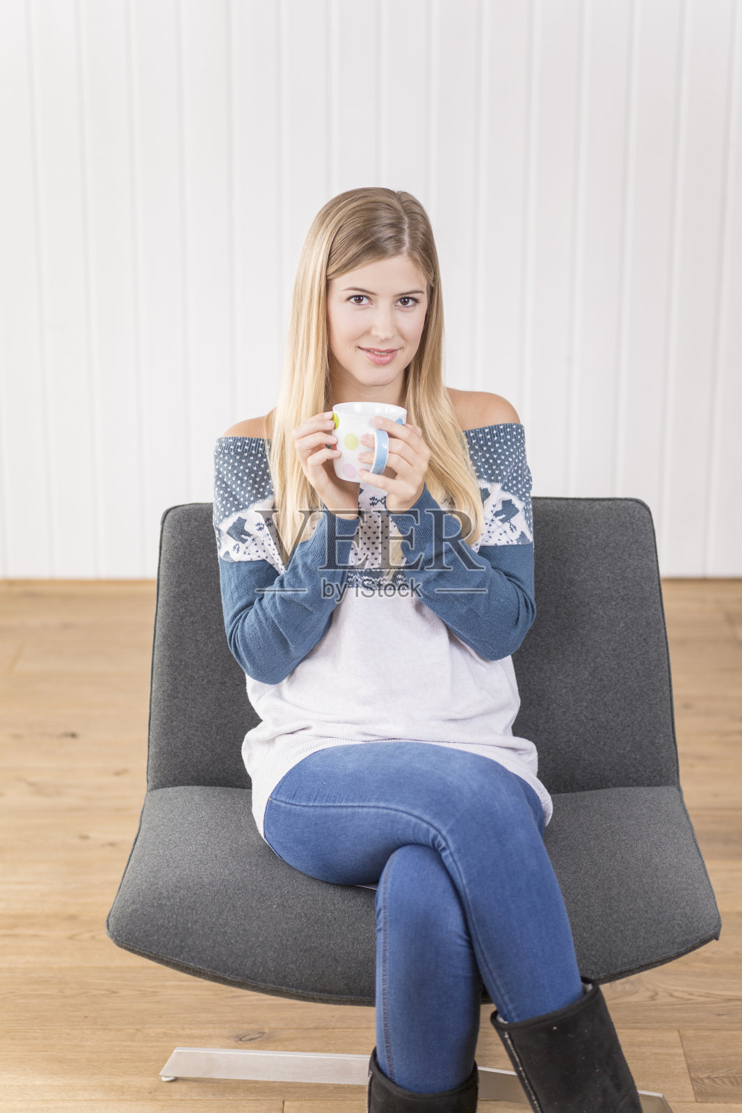 年轻的金发女人在喝茶照片摄影图片