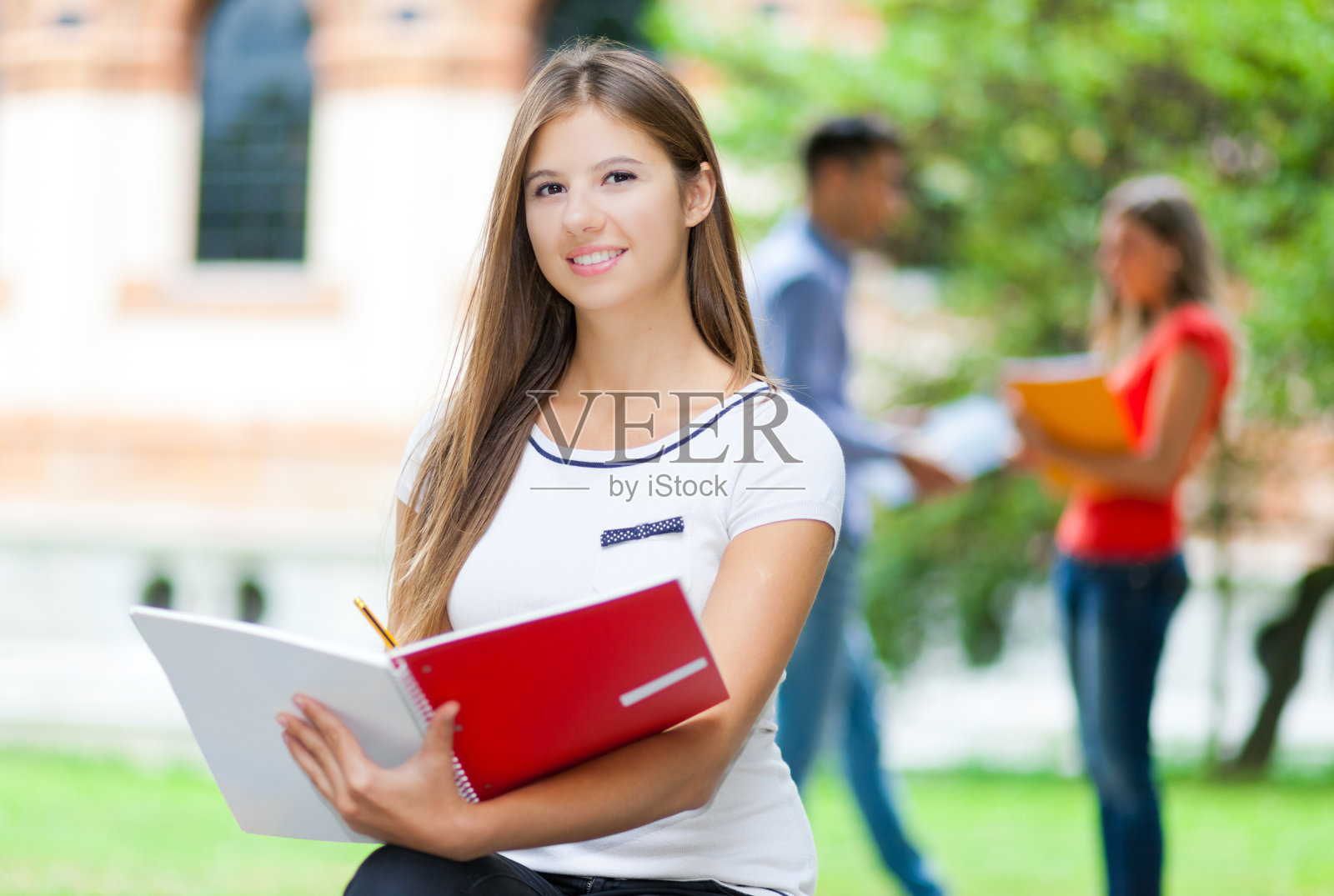 公园里的女学生照片摄影图片