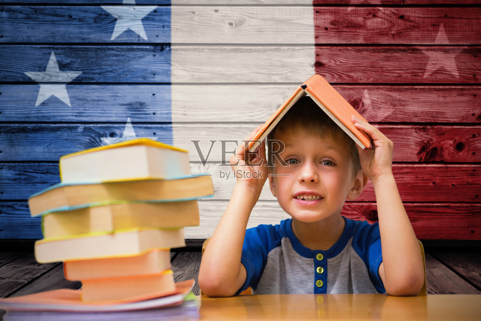 可爱的男孩头戴书的合成图像照片摄影图片
