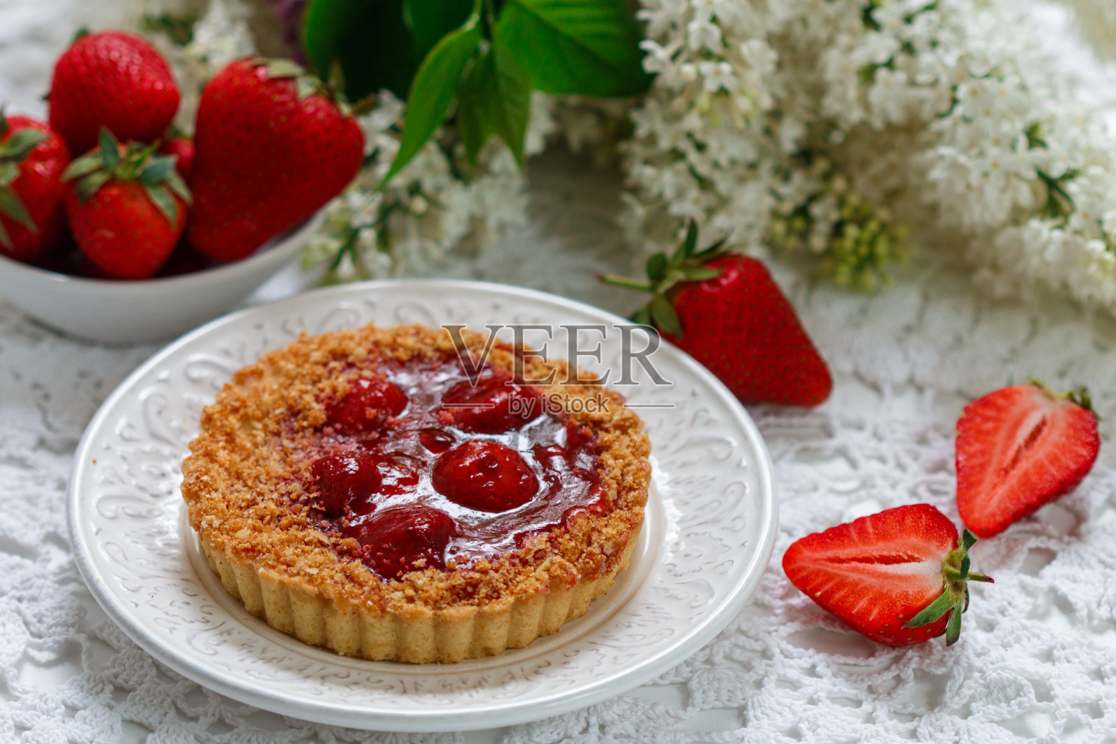 夏日浆果馅饼。挞,派,草莓酥饼照片摄影图片