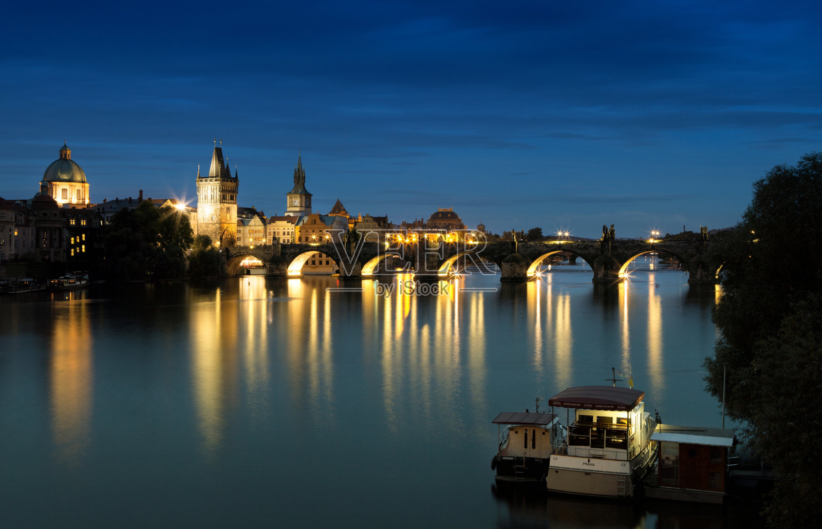 布拉格是捷克共和国的首都,风景秀丽,历史悠久照片摄影图片