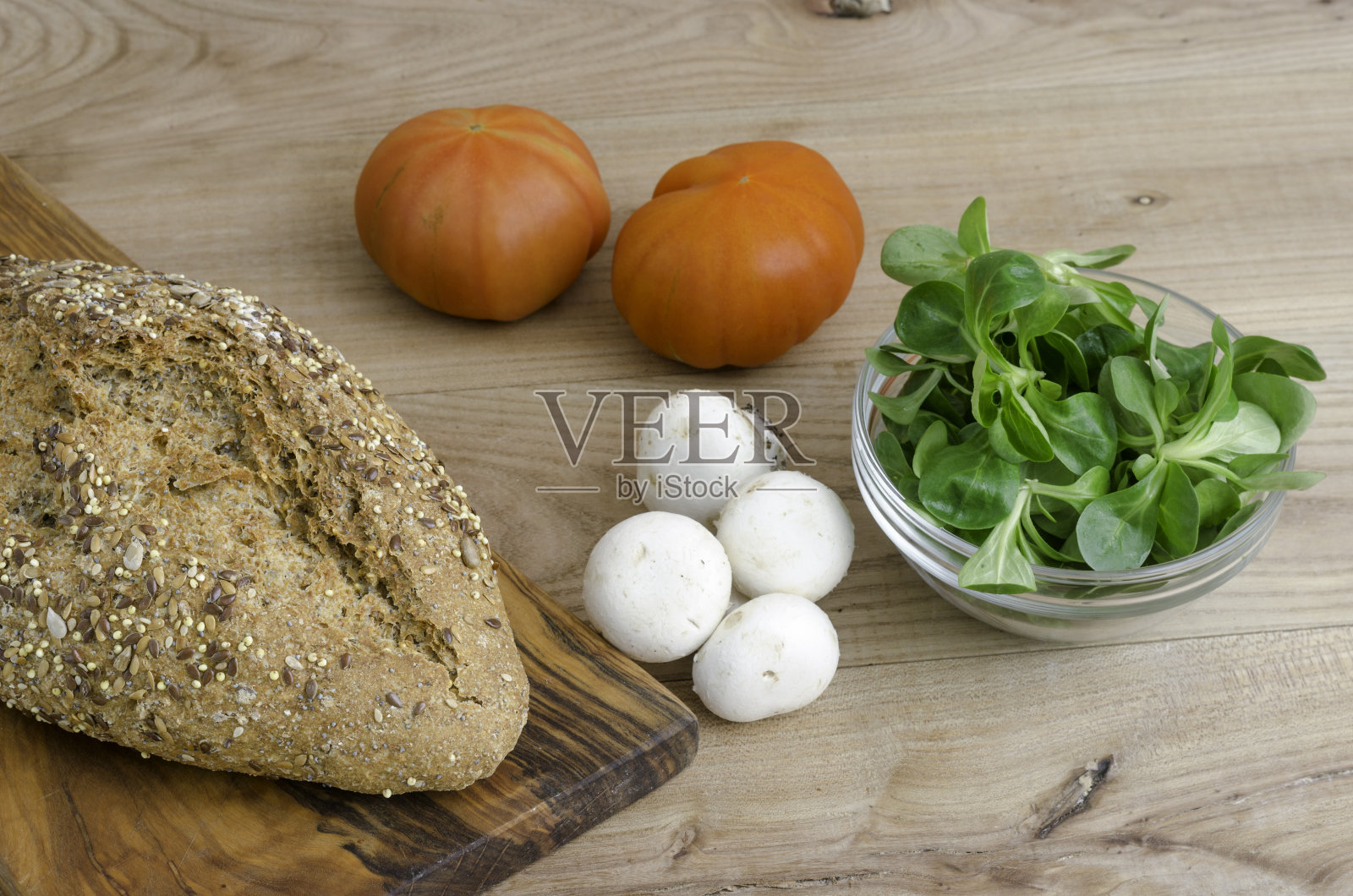 健康食品:番茄、羔羊生菜照片摄影图片