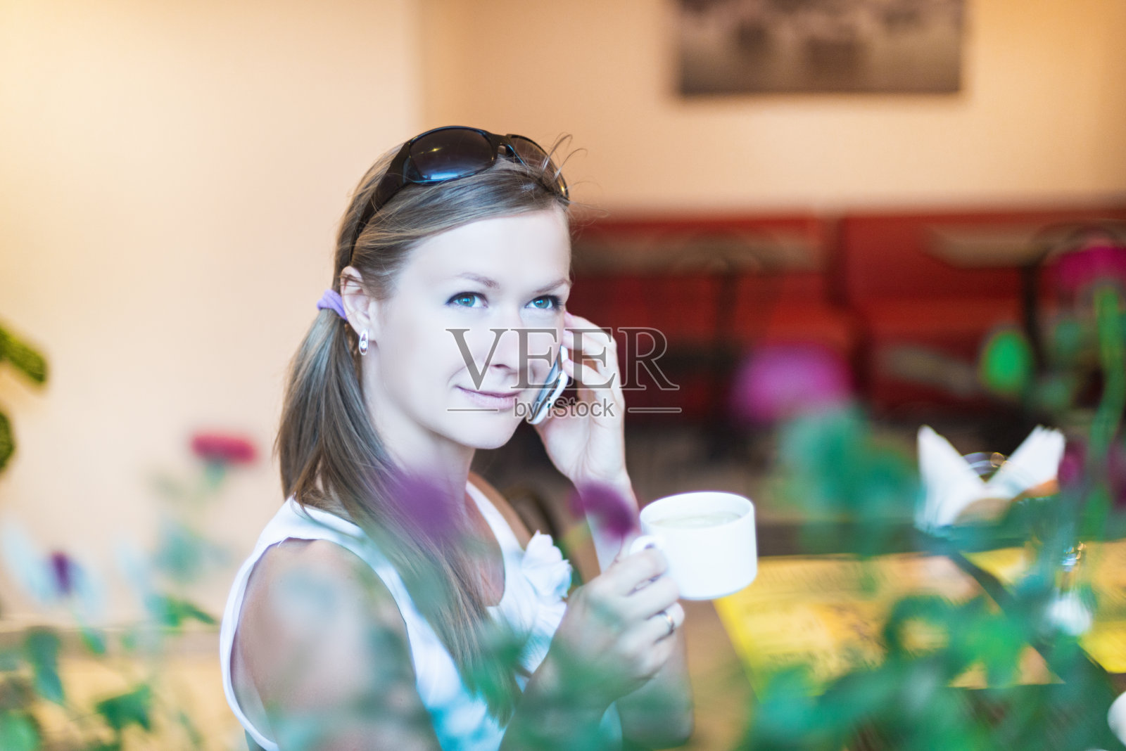 拿着咖啡杯的漂亮姑娘照片摄影图片