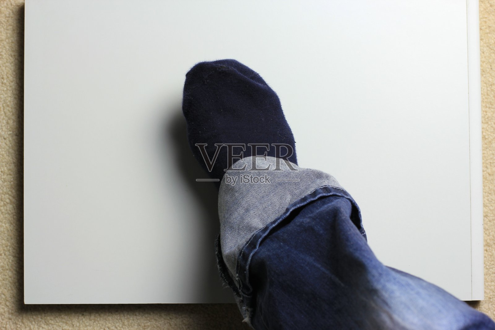 踏在白色垫子上照片摄影图片