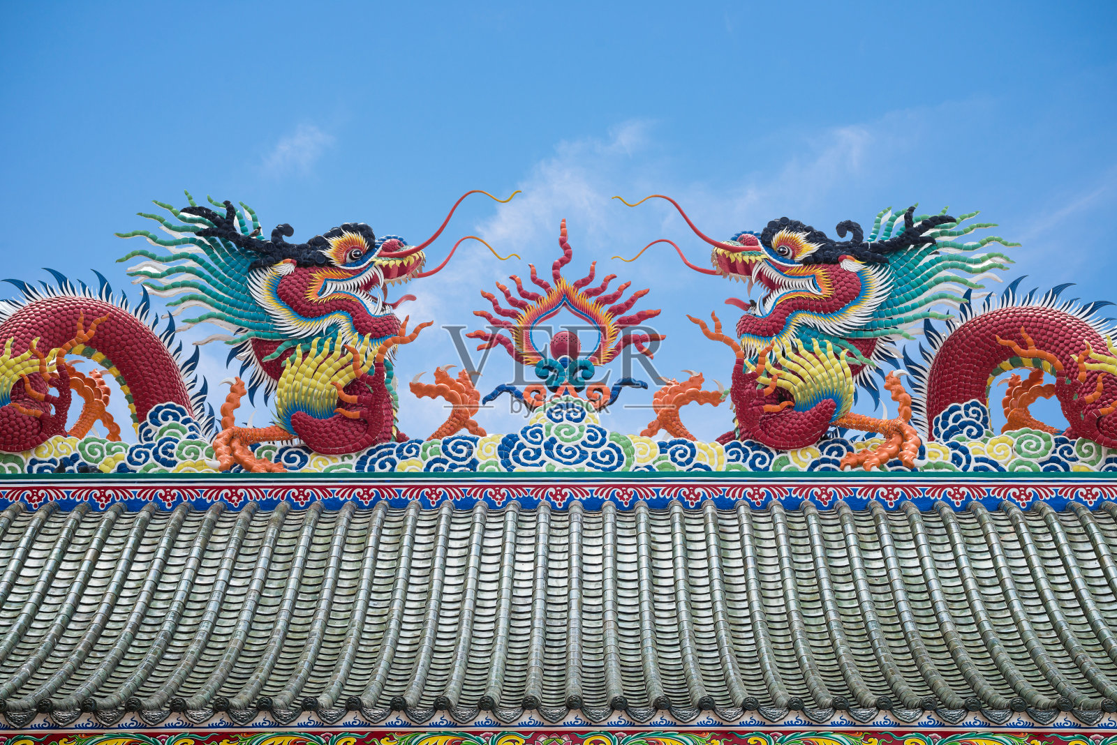 中国风格的龙雕像。照片摄影图片