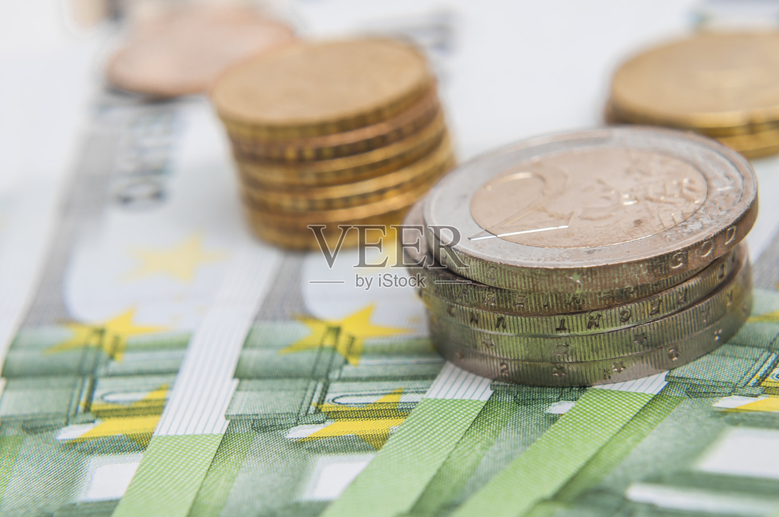 欧元铸币和纸币。宏观背景。照片摄影图片