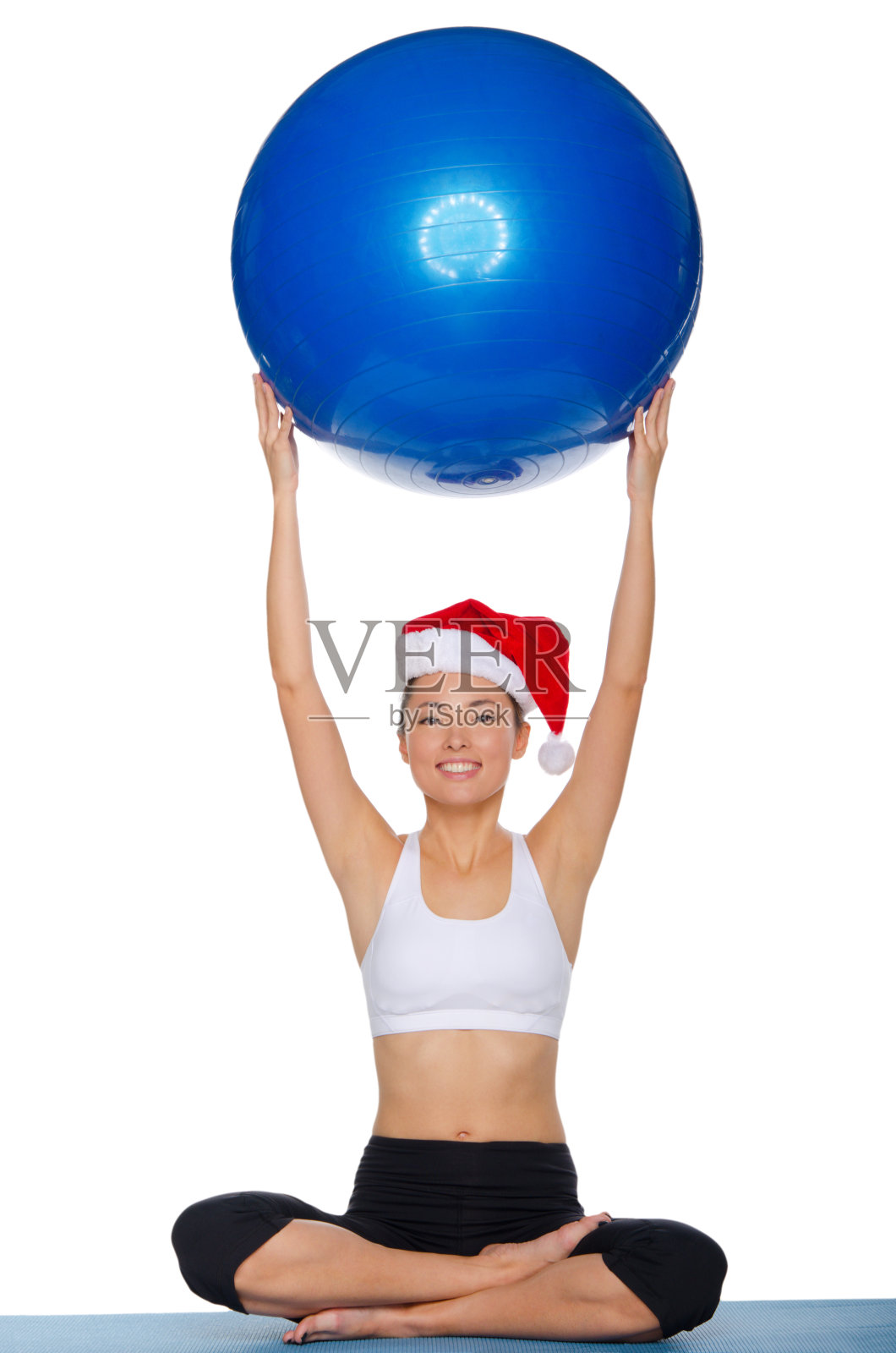 亚洲人戴着圣诞老人的帽子,拿着球照片摄影图片