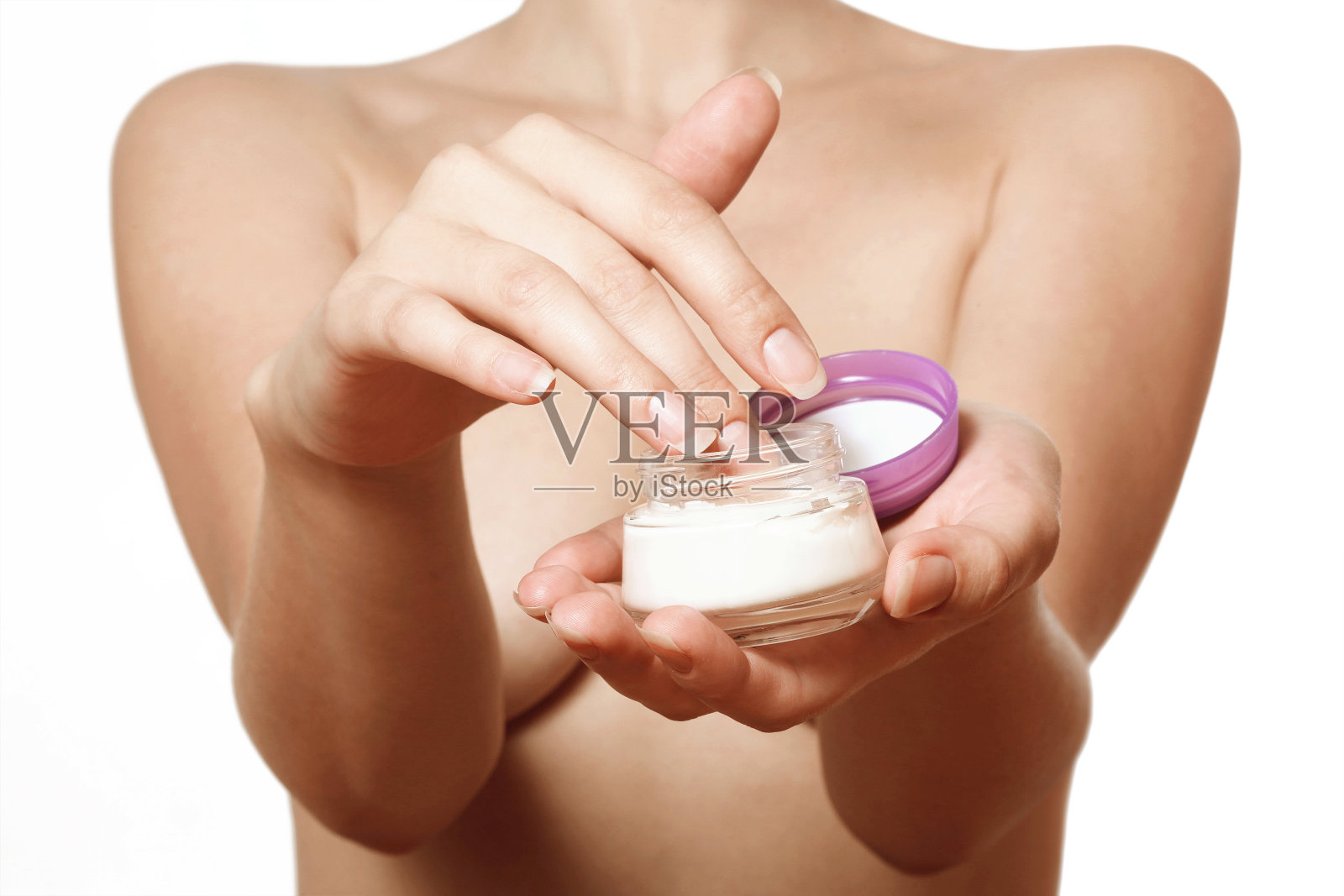 女人手里拿着一罐奶油照片摄影图片