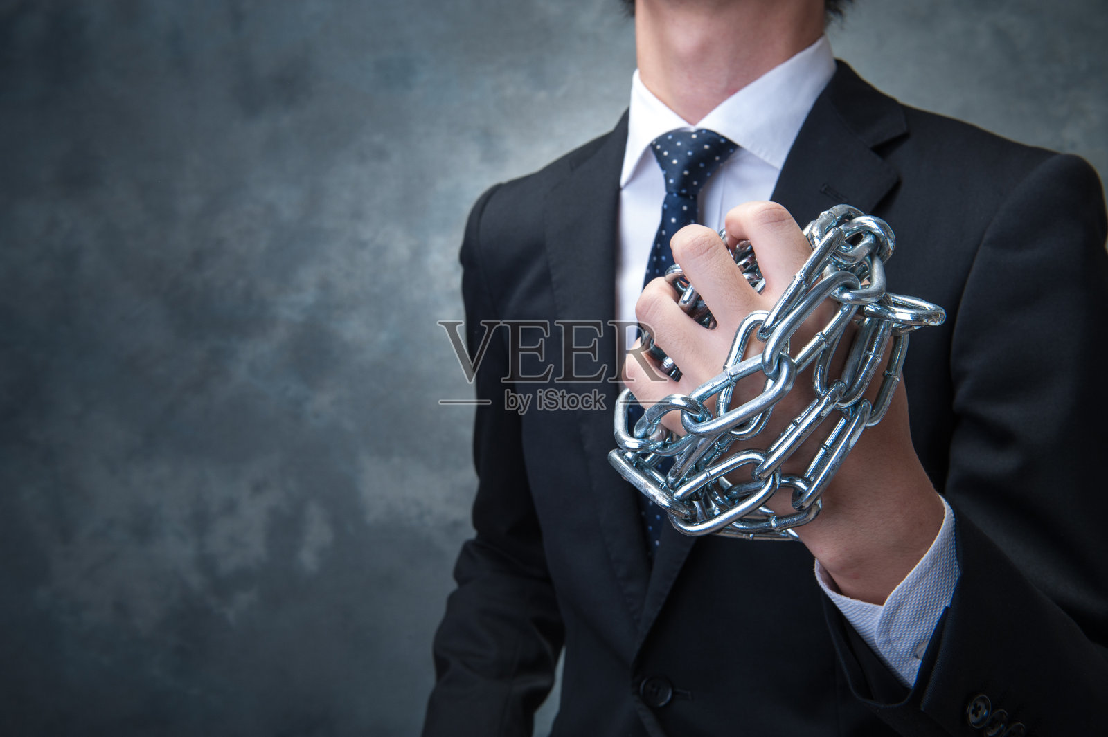 男人被锁链缠绕照片摄影图片