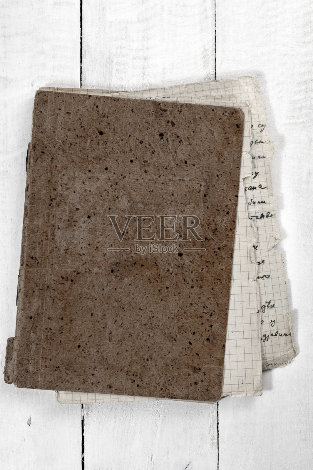 木桌上的旧笔记本照片摄影图片