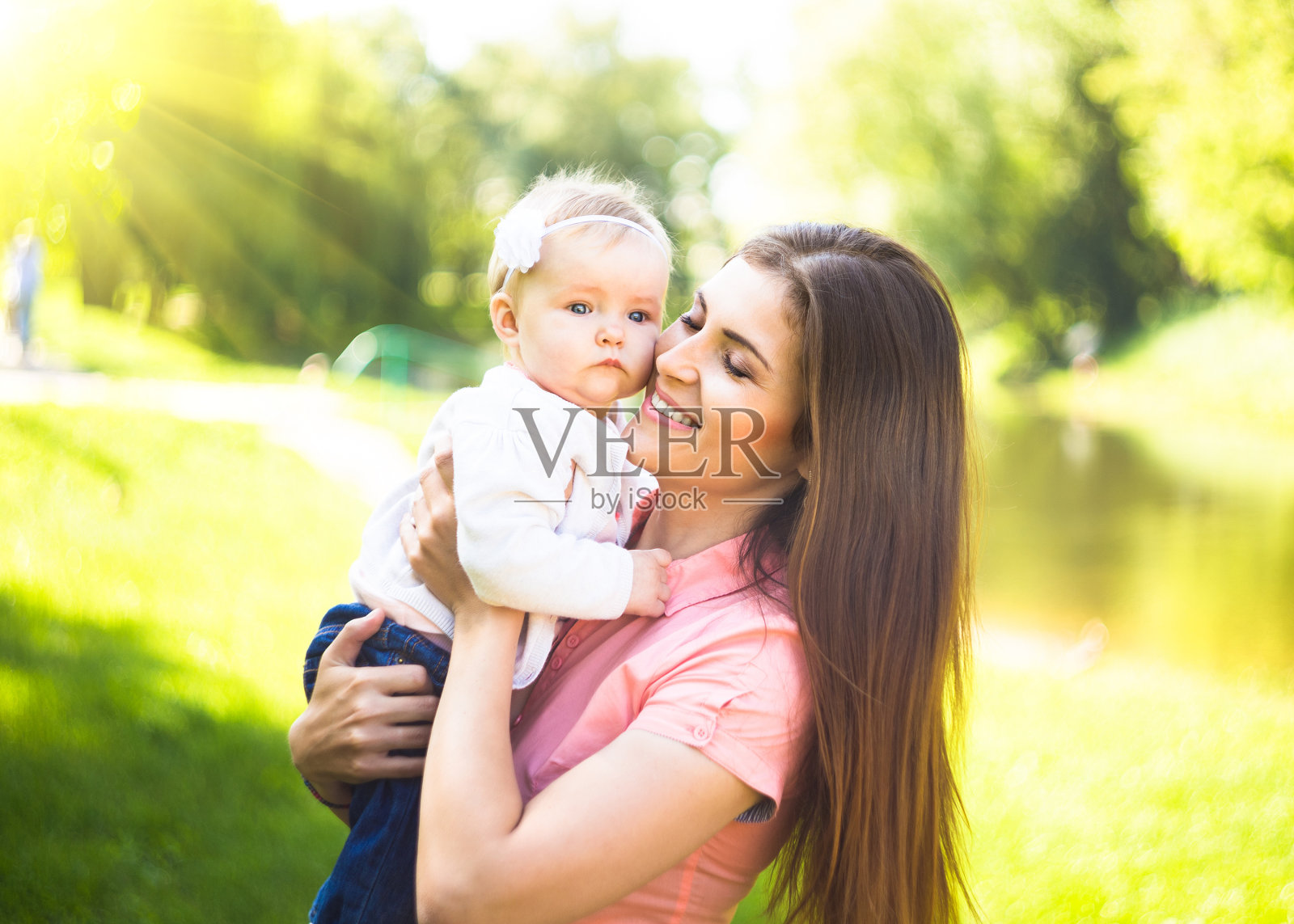 一个快乐的女人在夏天和她可爱的宝宝玩耍照片摄影图片