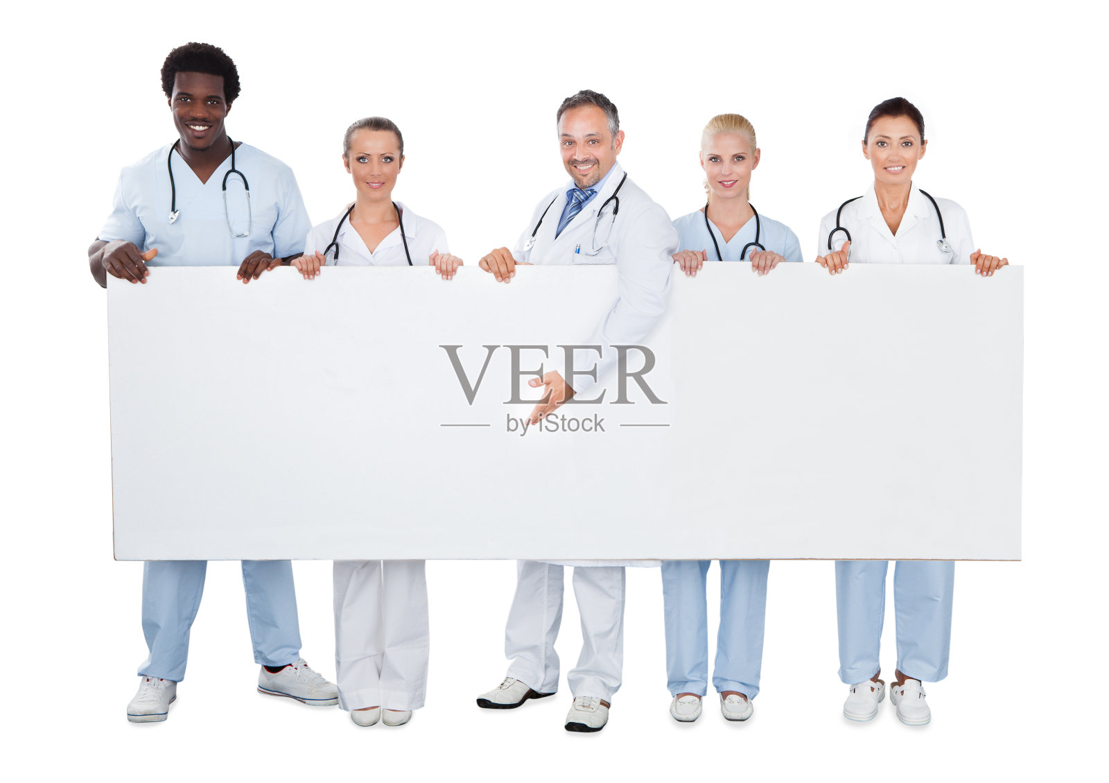 快乐医生与团队站在一起展示空白广告牌照片摄影图片