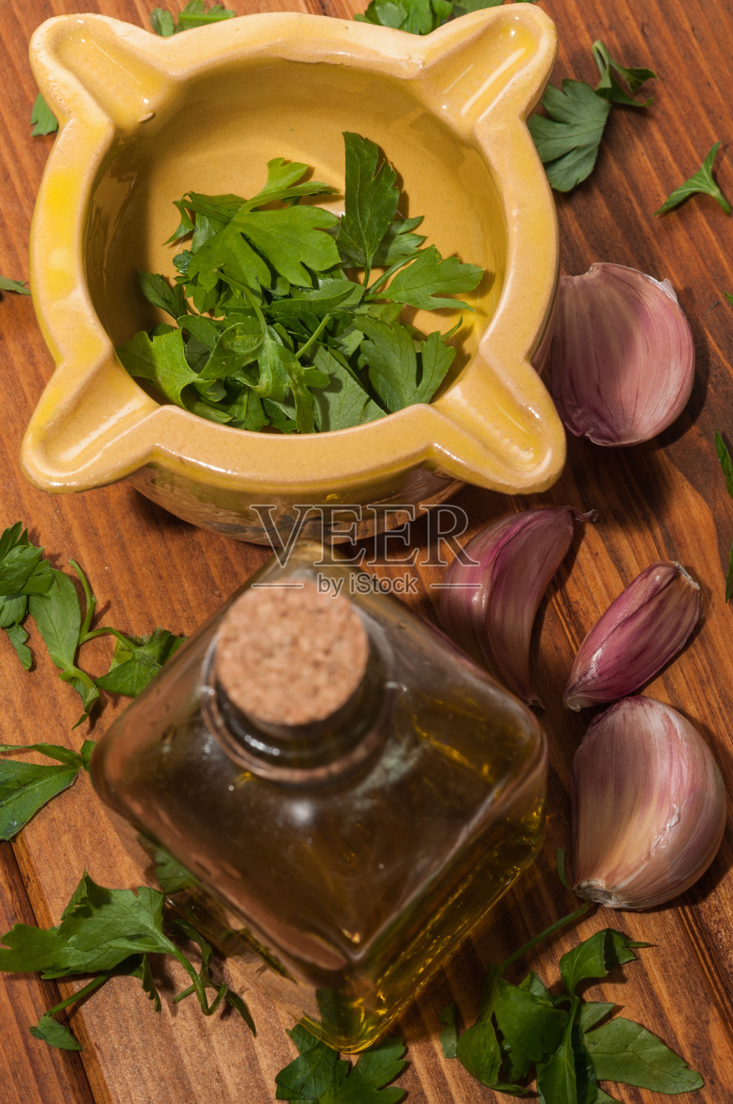 切碎的大蒜和欧芹照片摄影图片