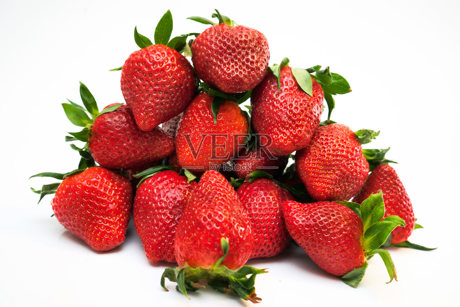 草莓用树叶。孤立在白色背景上。照片摄影图片